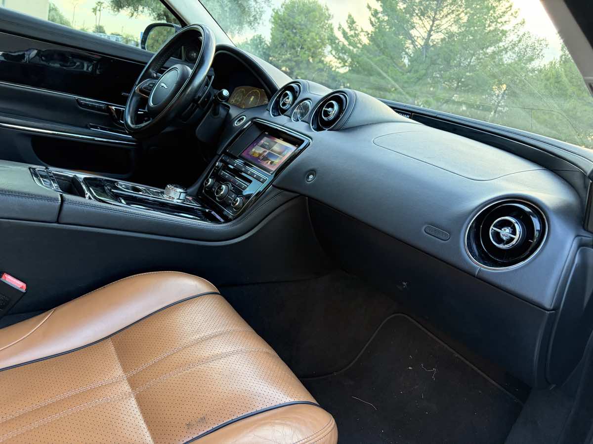 Jaguar XJ photo 26