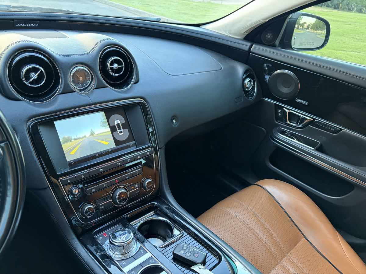 Jaguar XJ photo 31