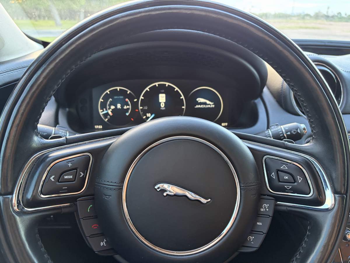 Jaguar XJ photo 33