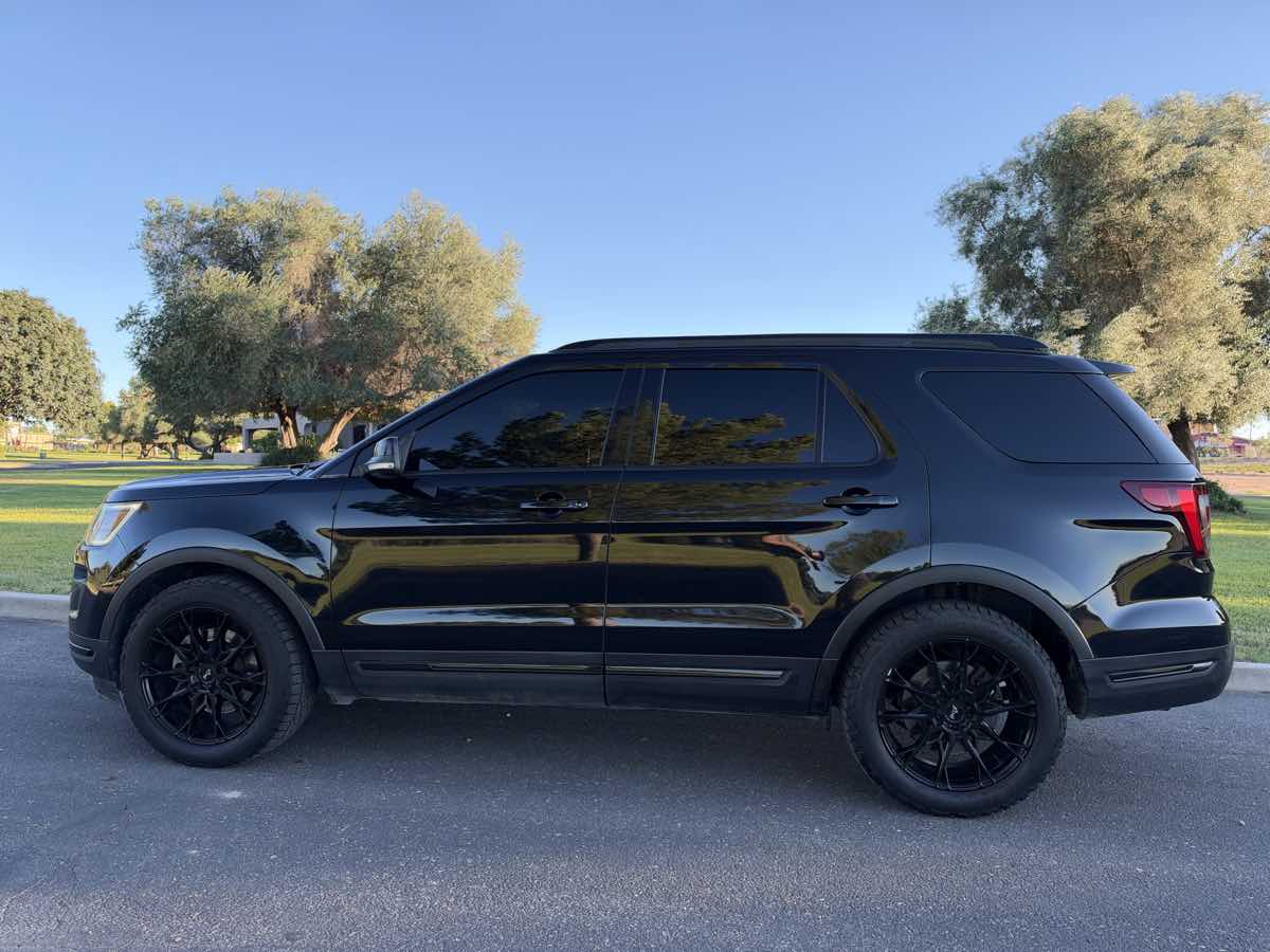 Ford Explorer photo 2
