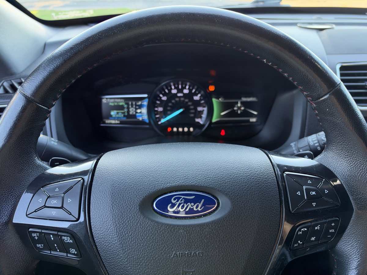 Ford Explorer photo 18