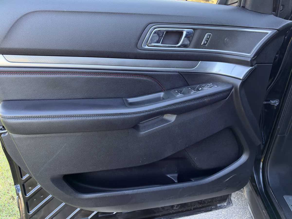 Ford Explorer photo 27