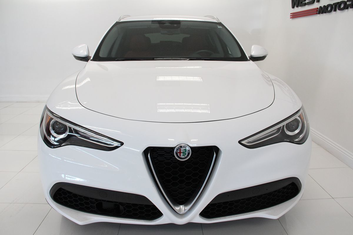 2020 Alfa Romeo Stelvio photo 3