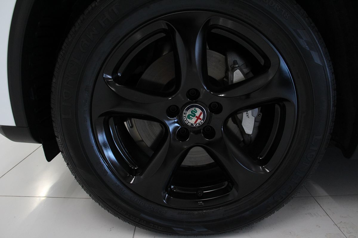 2020 Alfa Romeo Stelvio photo 15