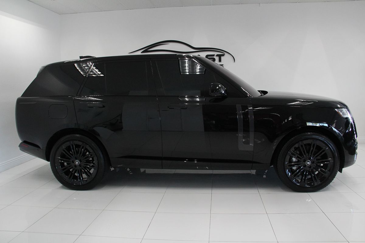 2023 Land Rover Range Rover SE photo 7