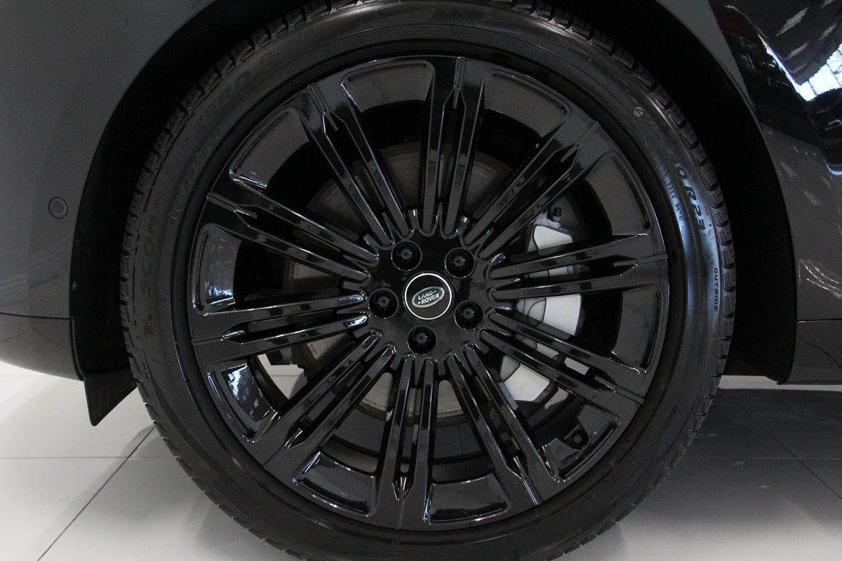 2023 Land Rover Range Rover SE photo 16