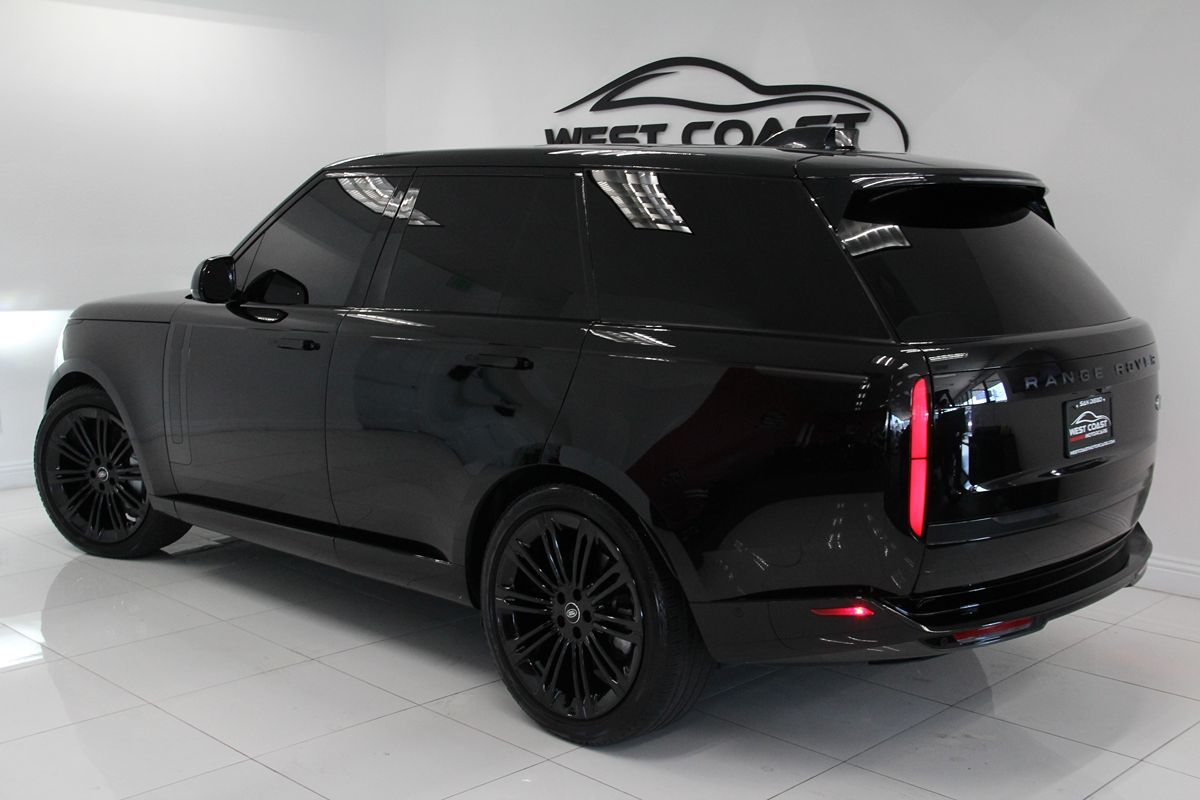 2023 Land Rover Range Rover SE photo 12