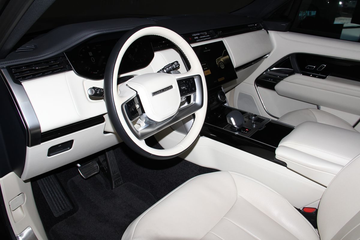 2023 Land Rover Range Rover SE photo 20