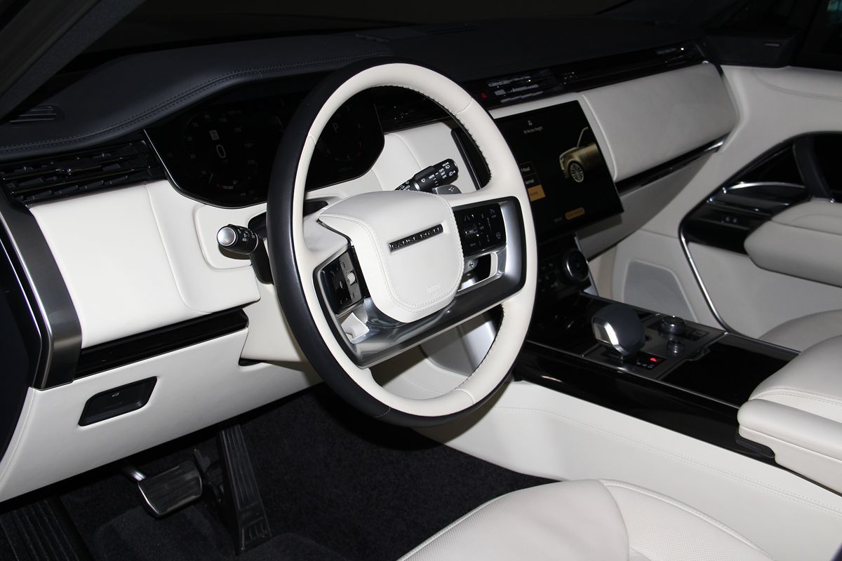 2023 Land Rover Range Rover SE photo 19