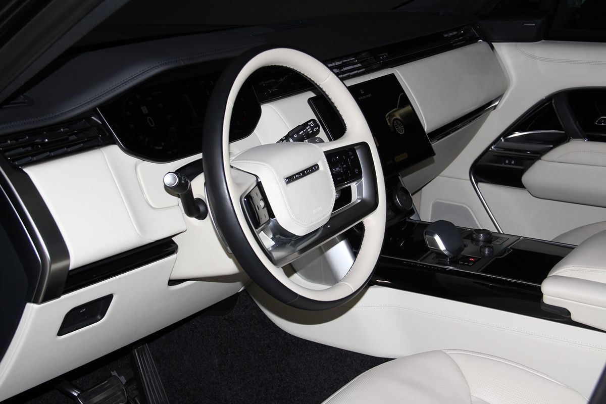 2023 Land Rover Range Rover SE photo 22