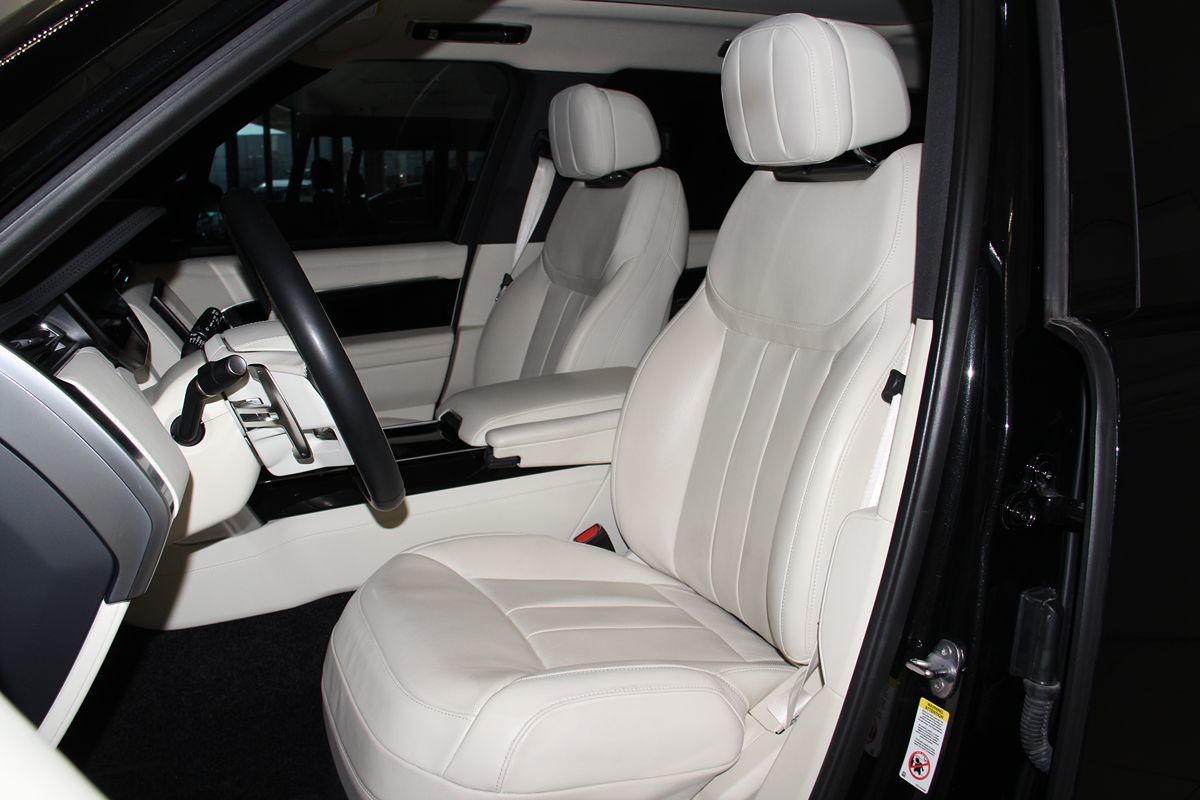 2023 Land Rover Range Rover SE photo 25