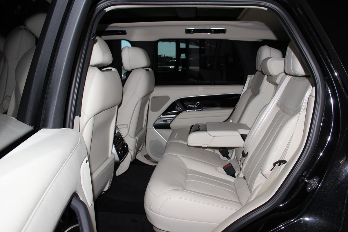 2023 Land Rover Range Rover SE photo 29