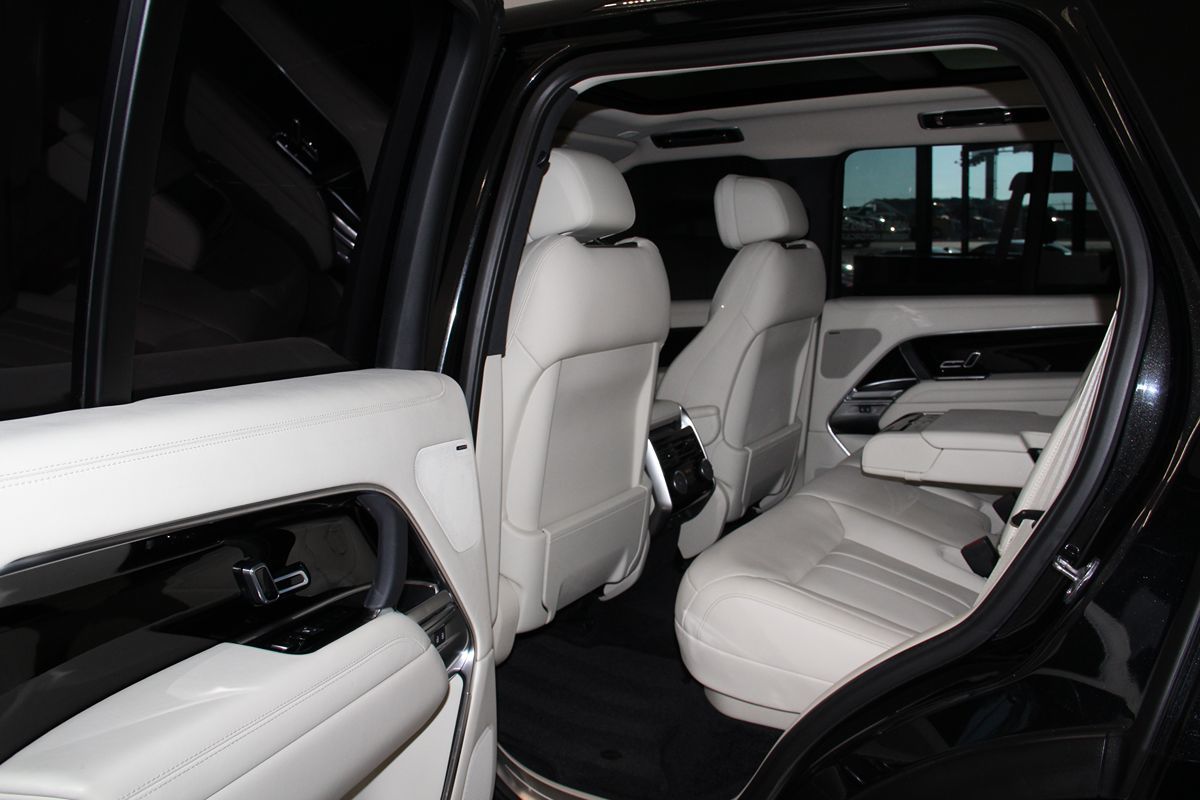 2023 Land Rover Range Rover SE photo 30