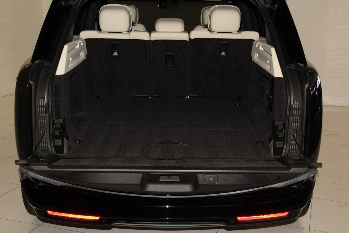 2023 Land Rover Range Rover SE photo 32