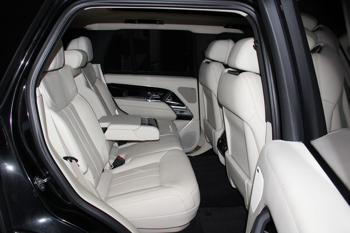 2023 Land Rover Range Rover SE photo 34