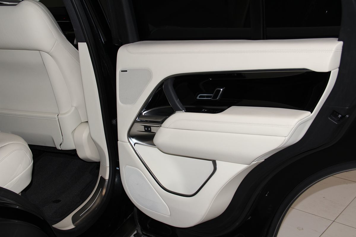 2023 Land Rover Range Rover SE photo 36