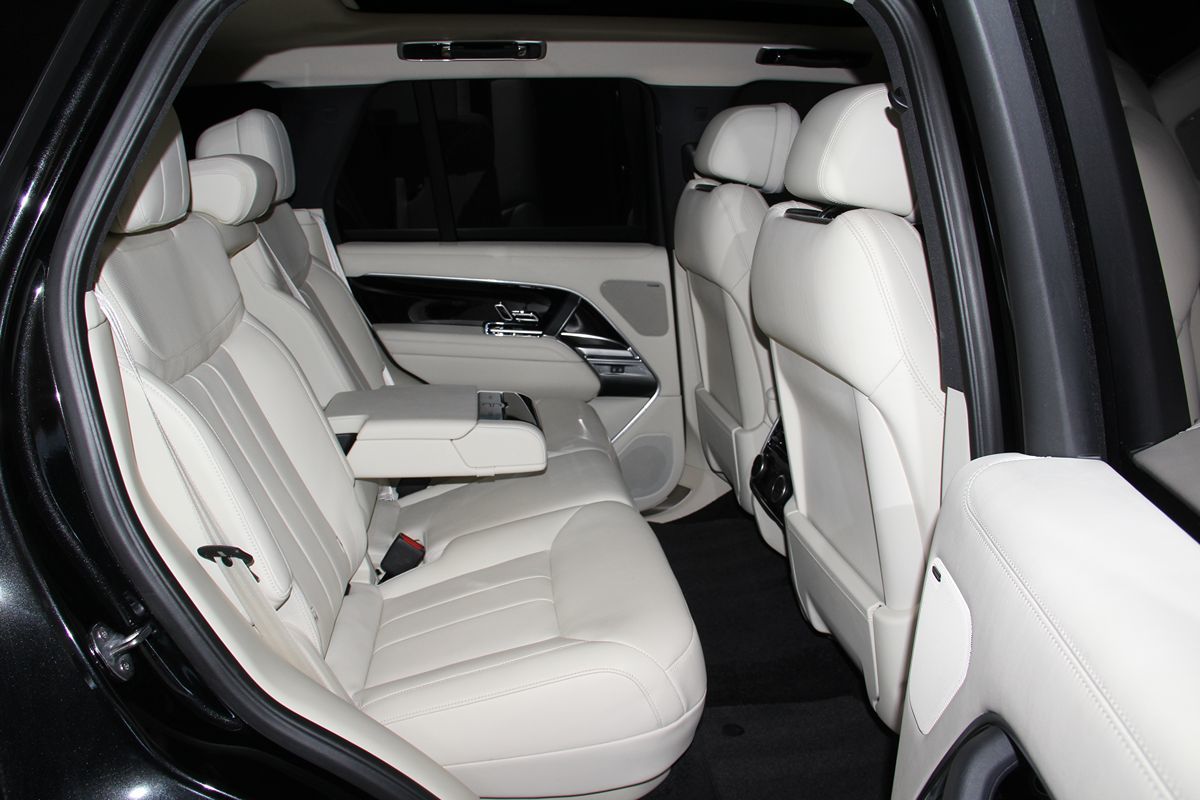2023 Land Rover Range Rover SE photo 37