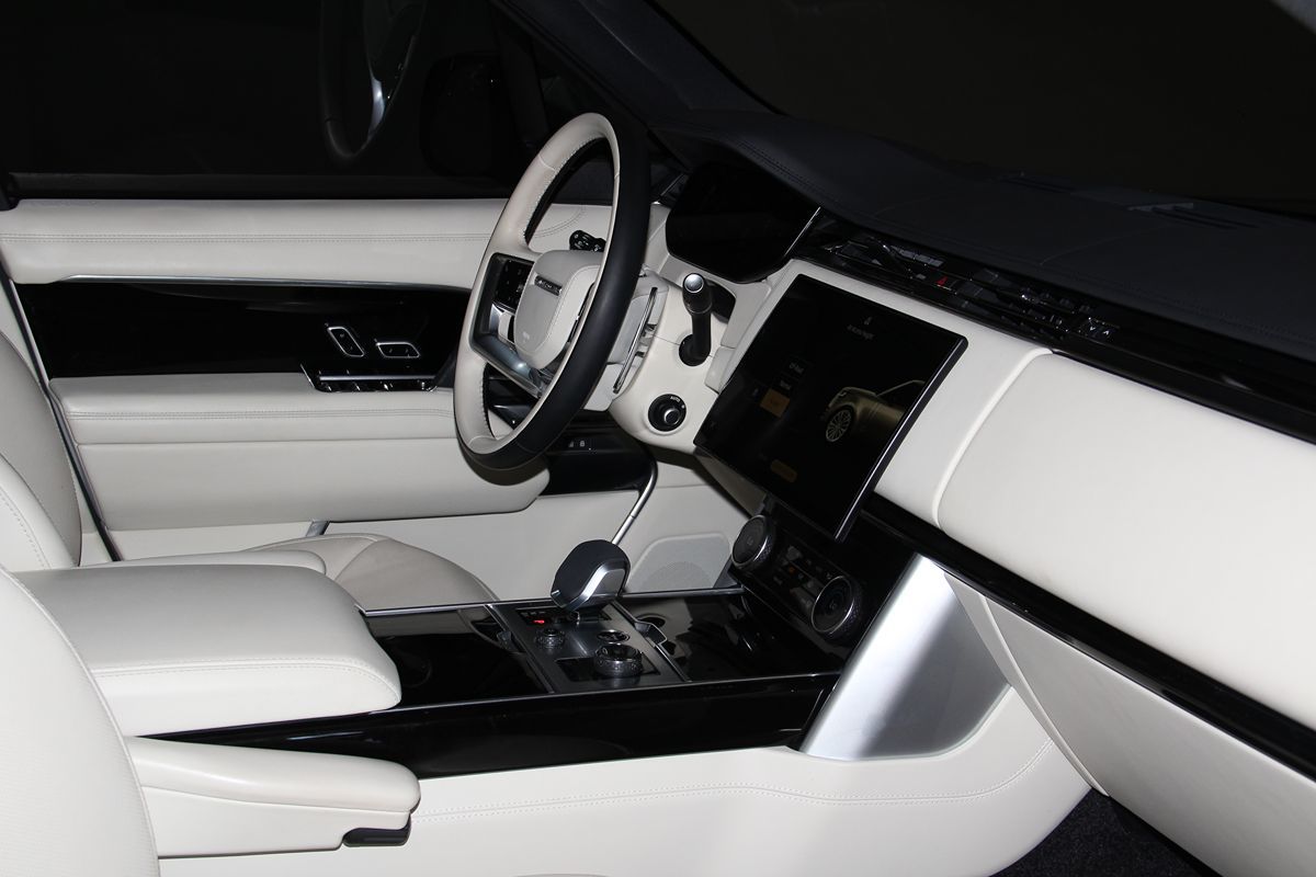 2023 Land Rover Range Rover SE photo 46