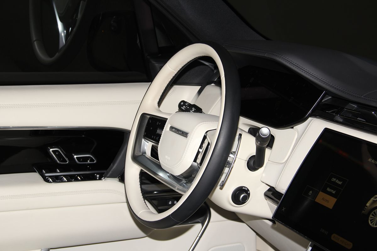 2023 Land Rover Range Rover SE photo 47