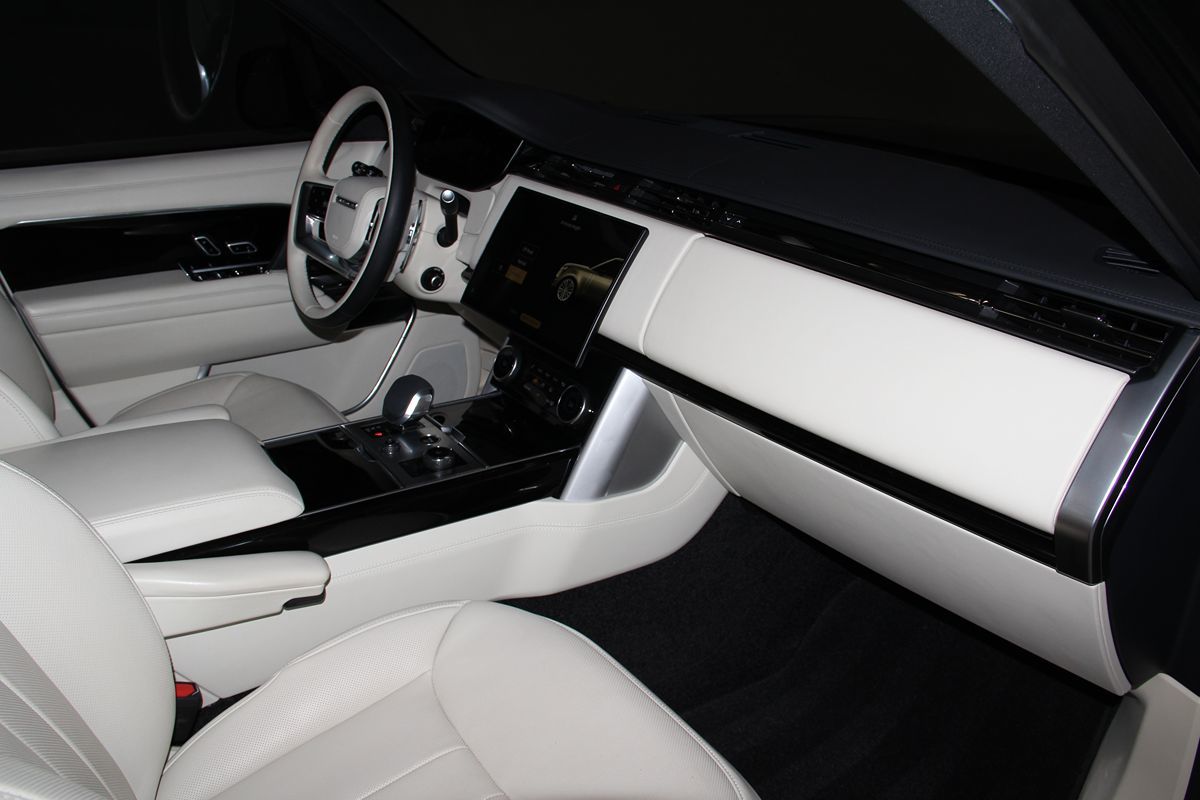 2023 Land Rover Range Rover SE photo 48