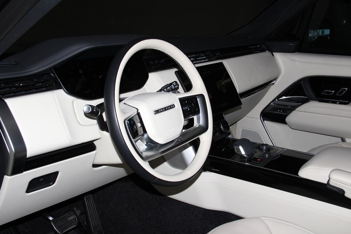 2023 Land Rover Range Rover SE photo 23