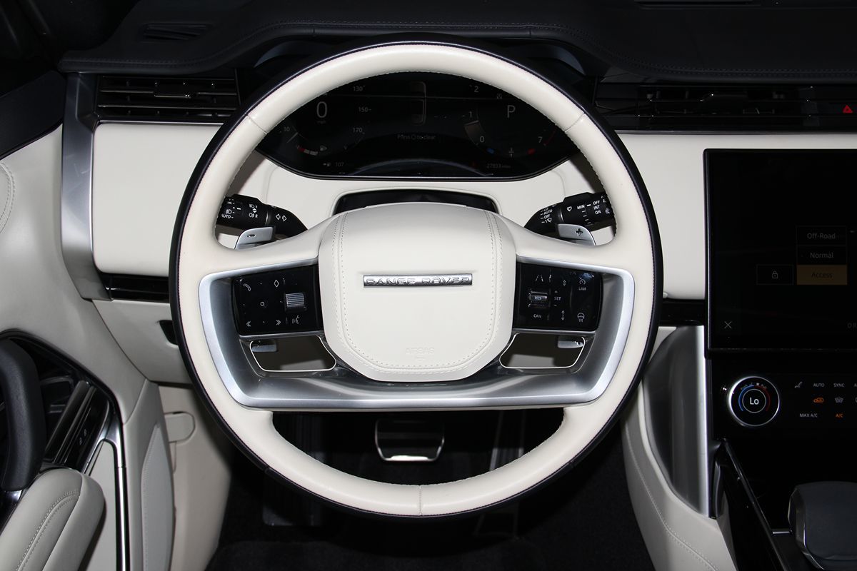 2023 Land Rover Range Rover SE photo 21
