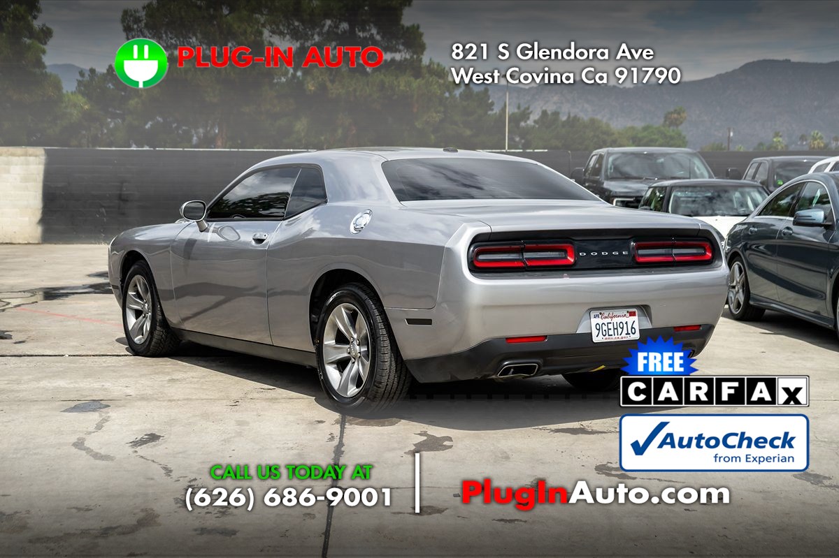 2017 Dodge Challenger SXT photo 2