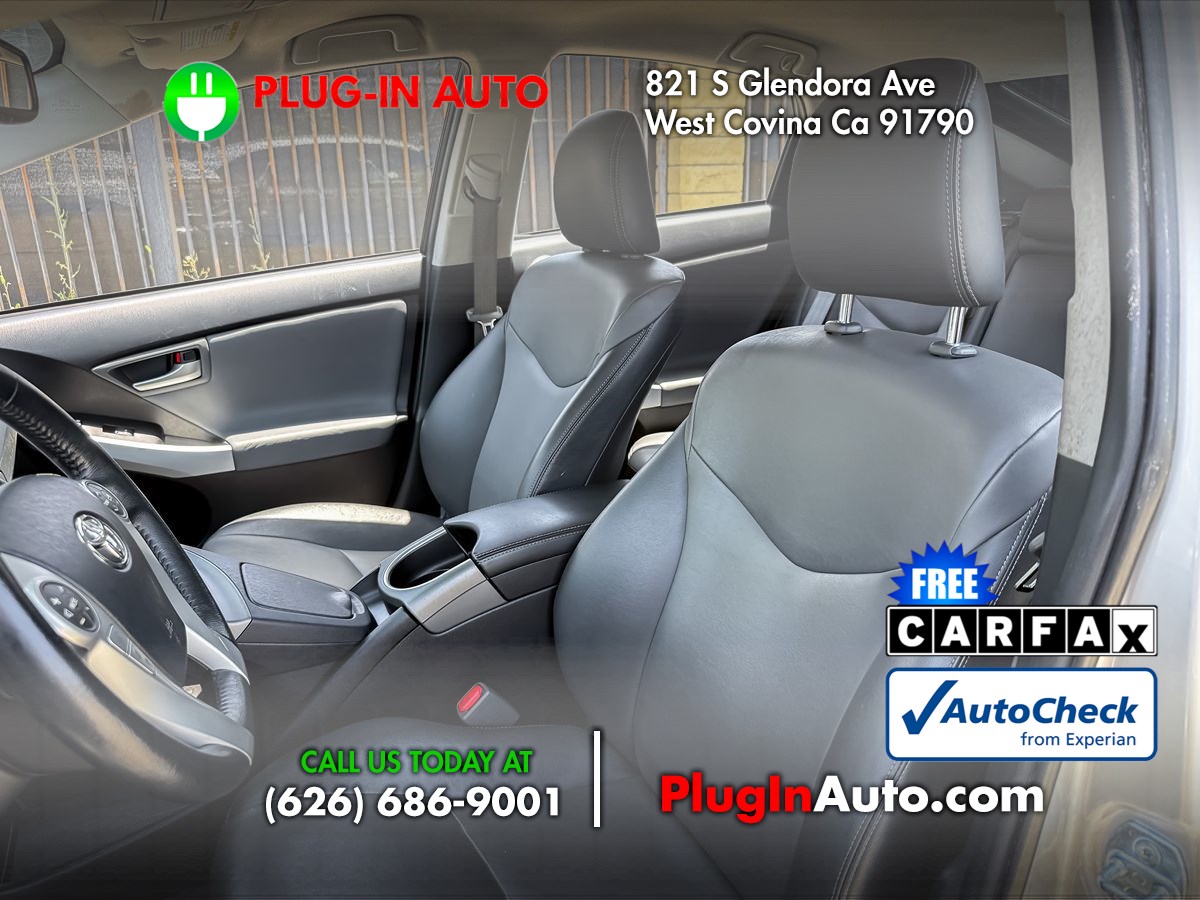 2015 Toyota Prius Four's photo