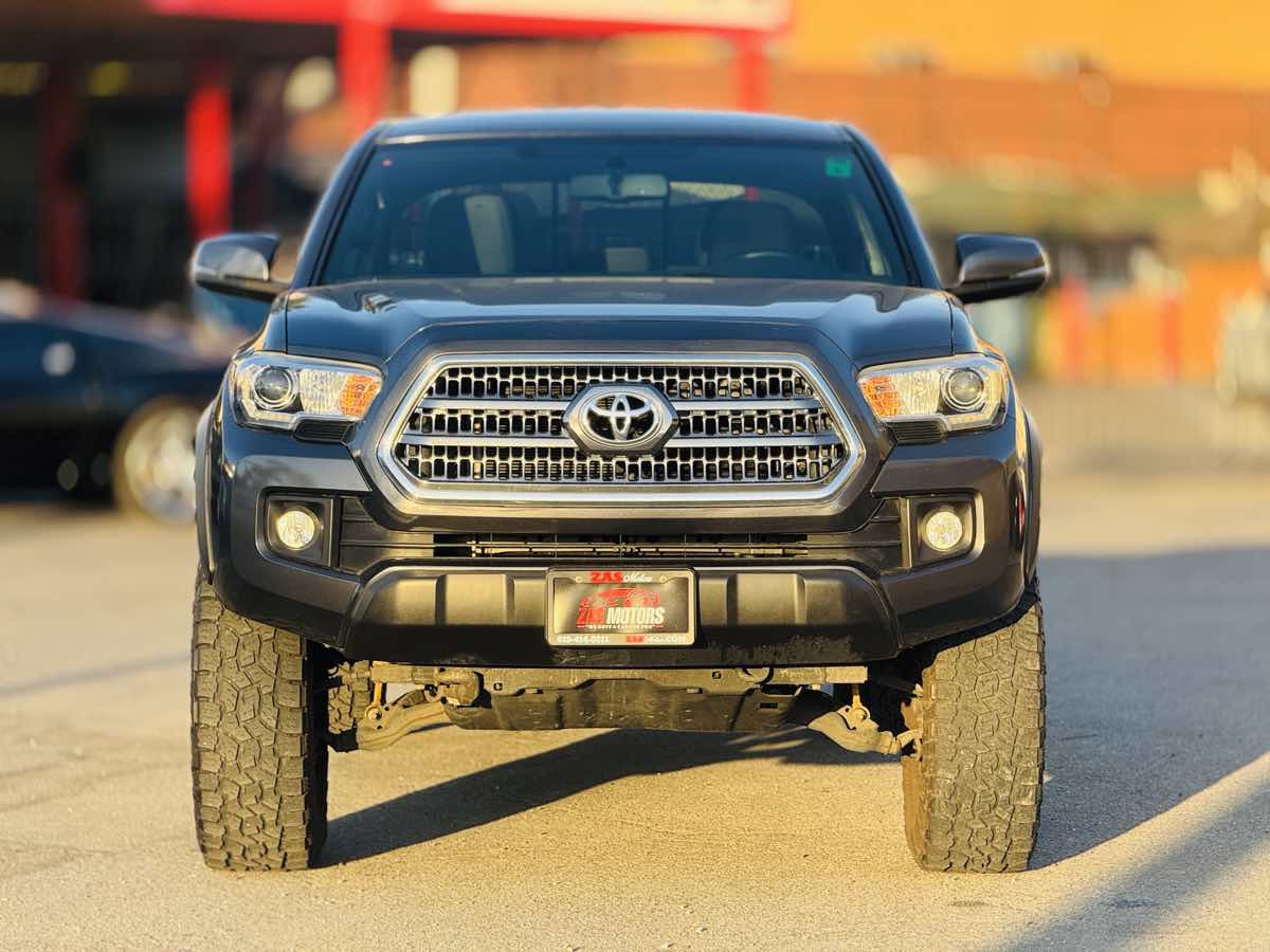 2017 Toyota Tacoma SR5 Double Cab V6 photo 2