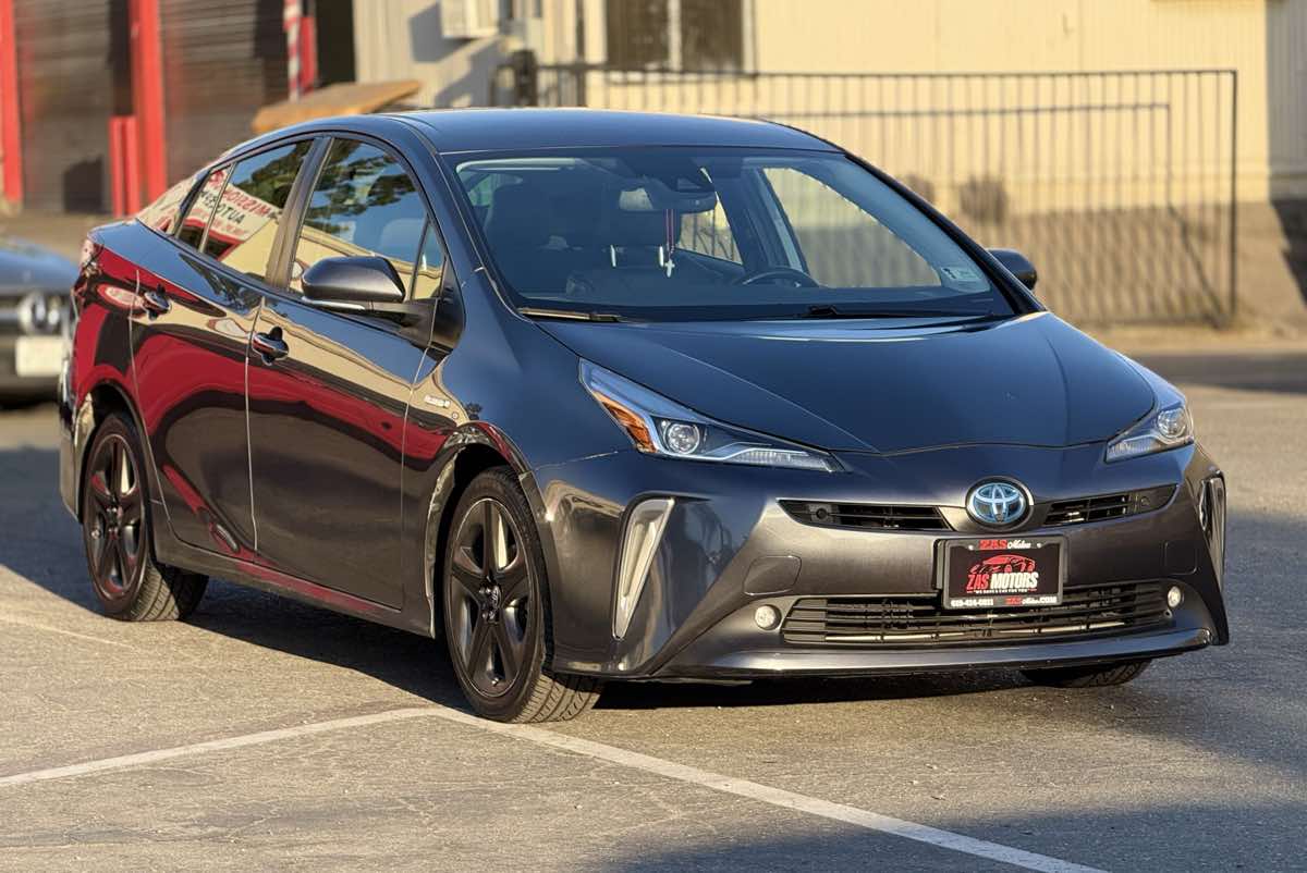 2022 Toyota Prius Limited photo 4
