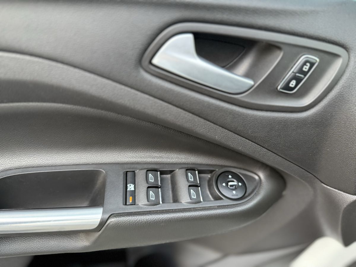2013 Ford C-Max Hybrid SE photo 18