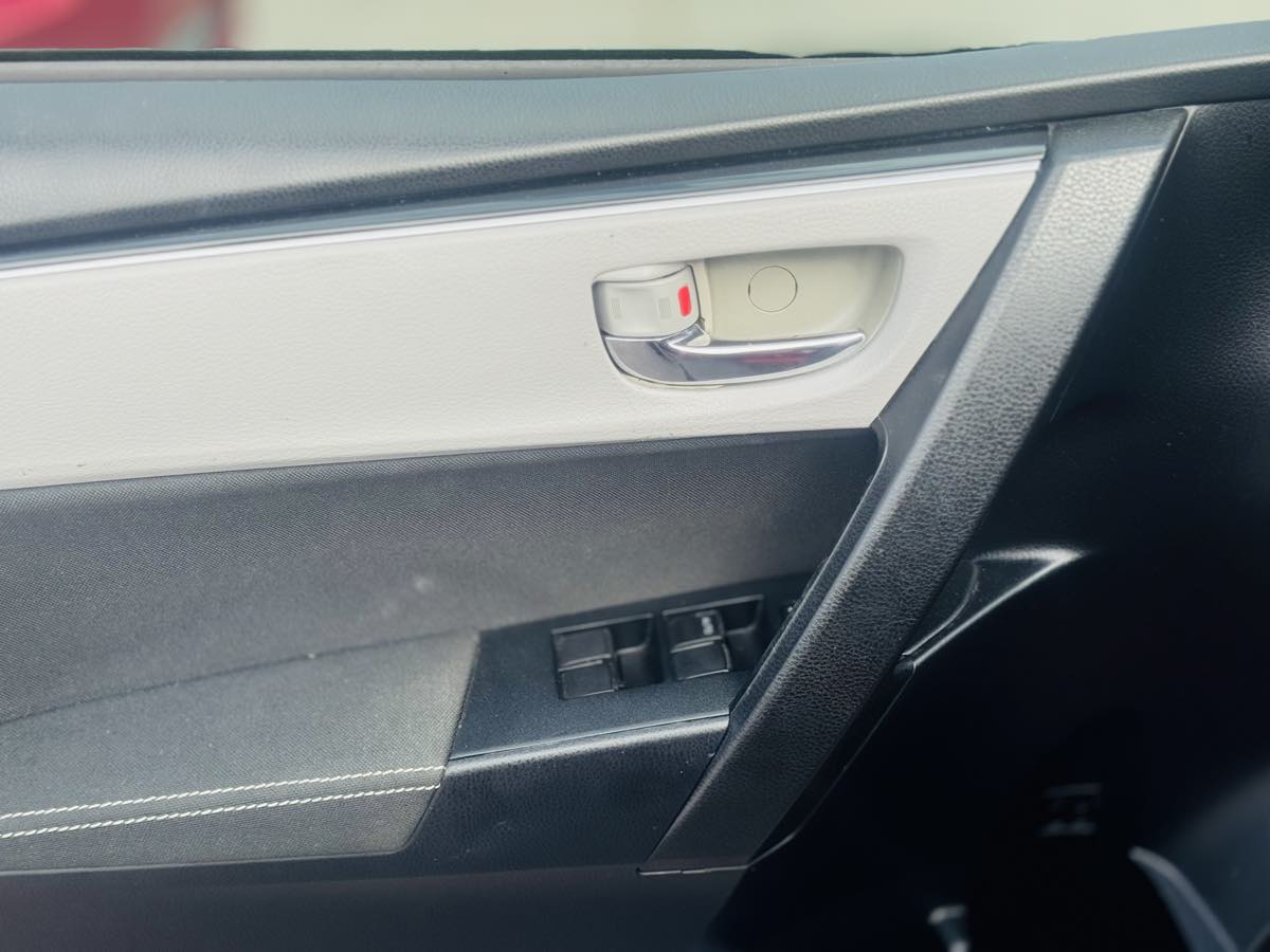 2018 Toyota Corolla XLE XSE photo 15