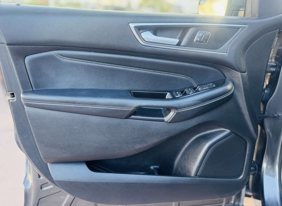 2017 Ford Edge Titanium photo 18