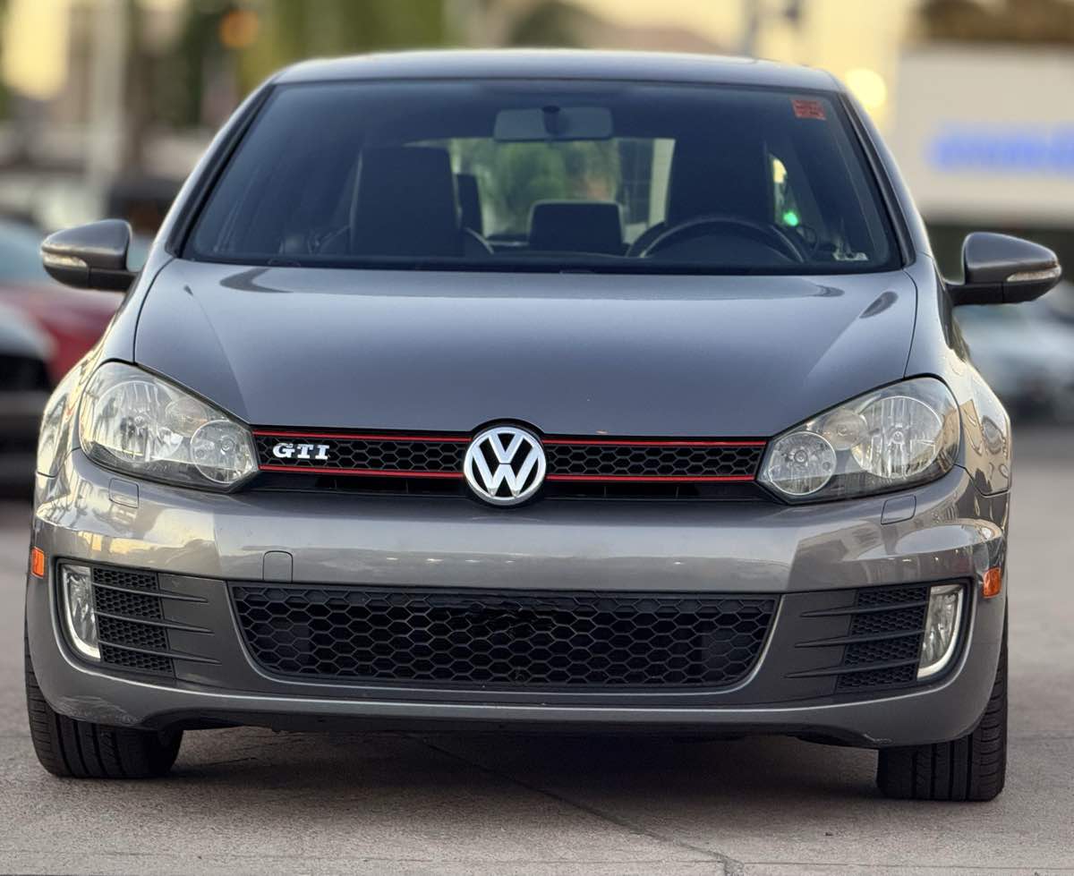 2010 Volkswagen Golf GTI photo 2