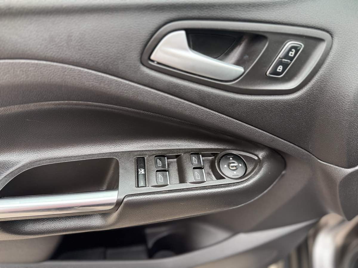 2013 Ford C-Max SEL photo 25