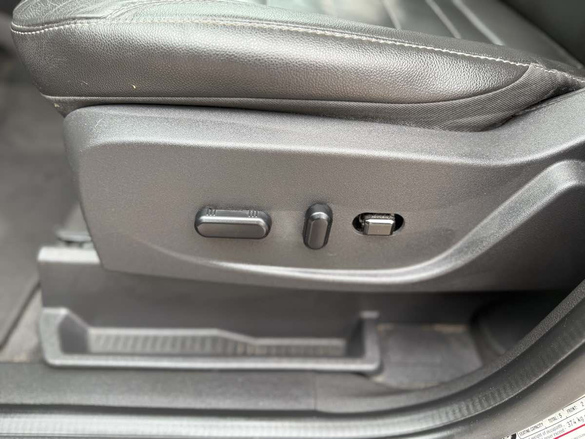 2013 Ford C-Max SEL photo 26