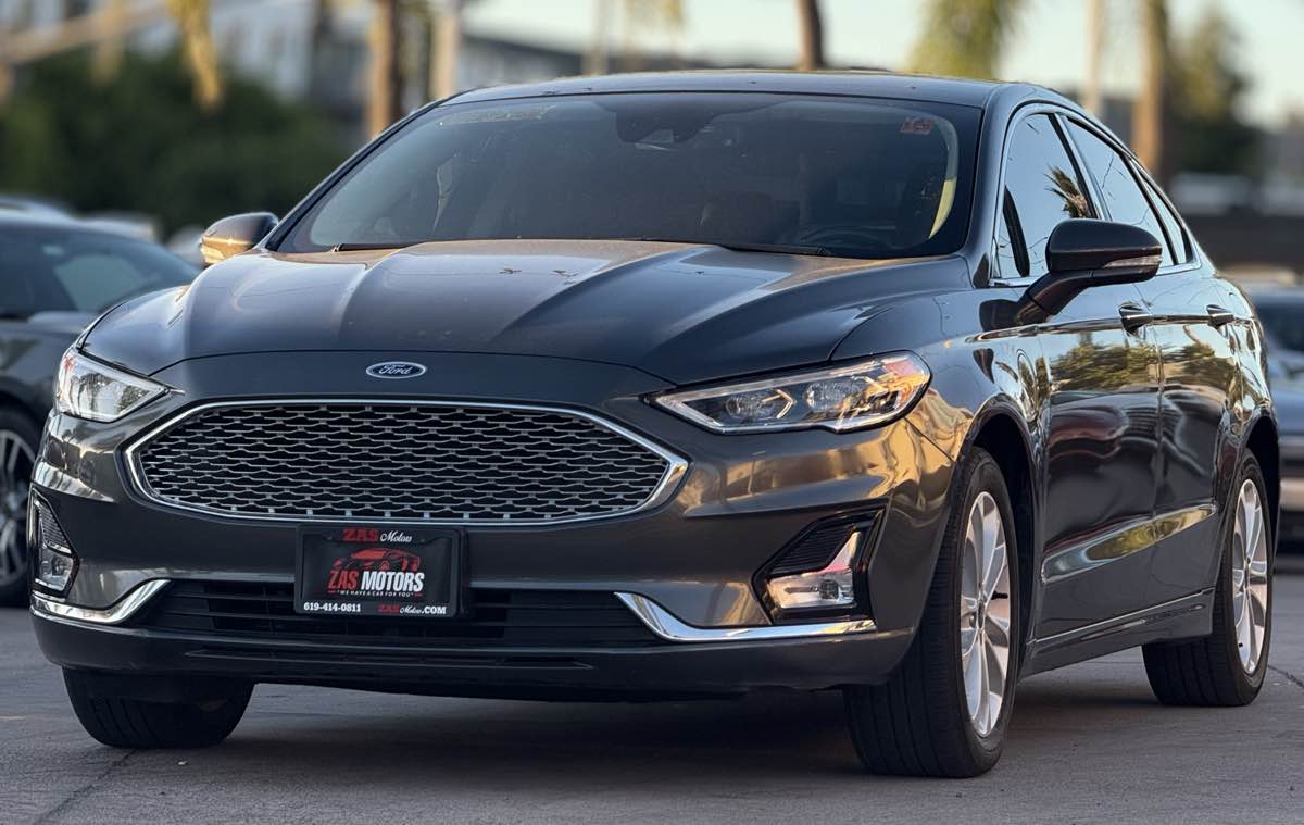 2019 Ford Fusion Titanium Plug-In Hybrid photo 4
