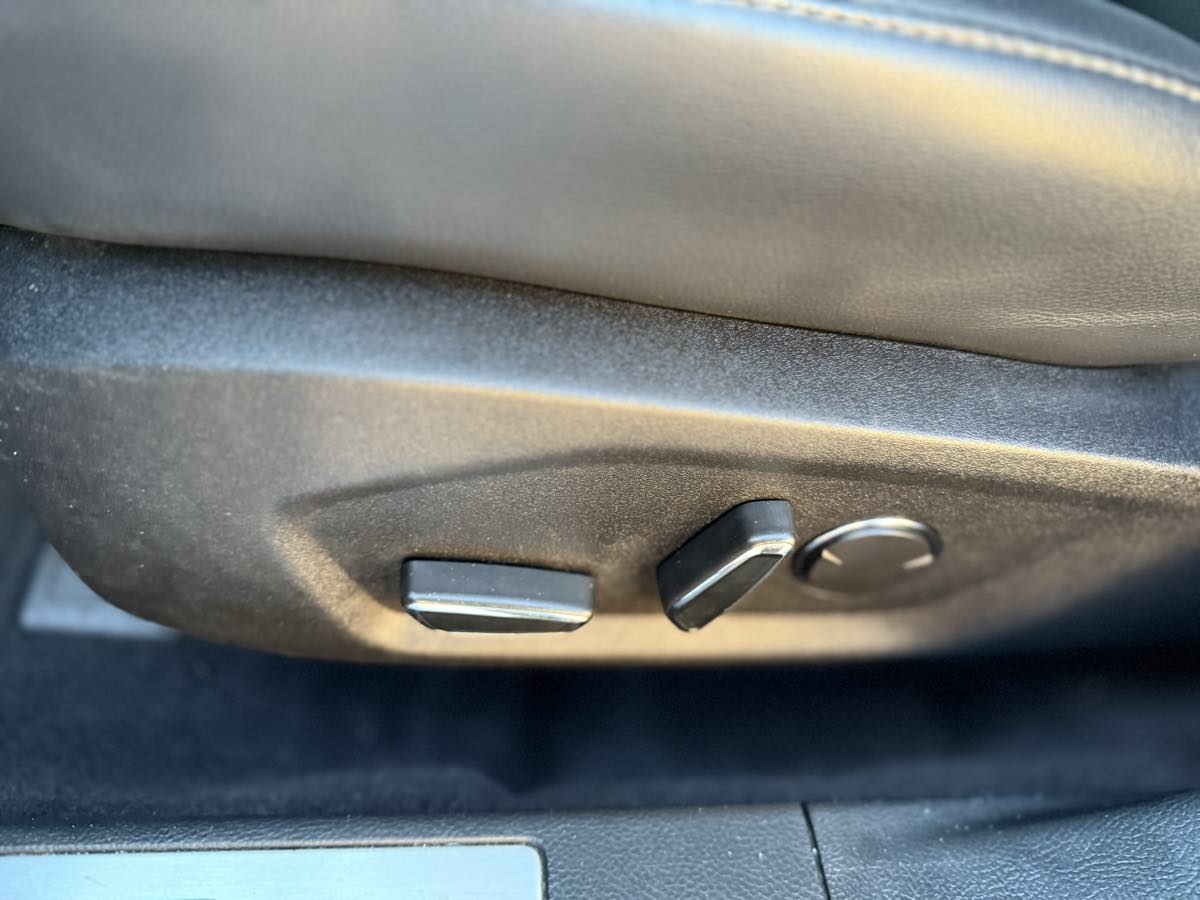 2019 Ford Fusion Titanium Plug-In Hybrid photo 17