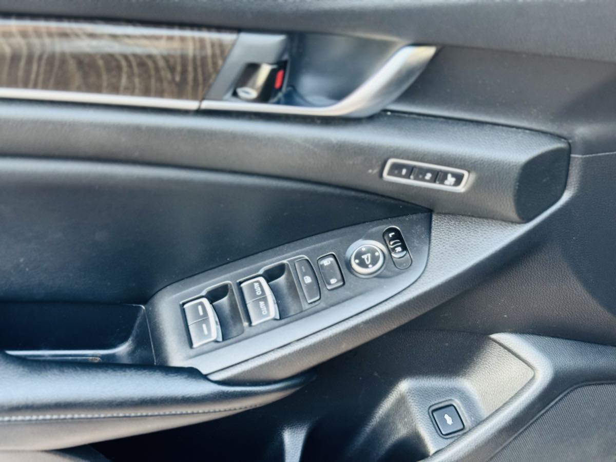 2018 Honda Accord EX-L 2.0T photo 16