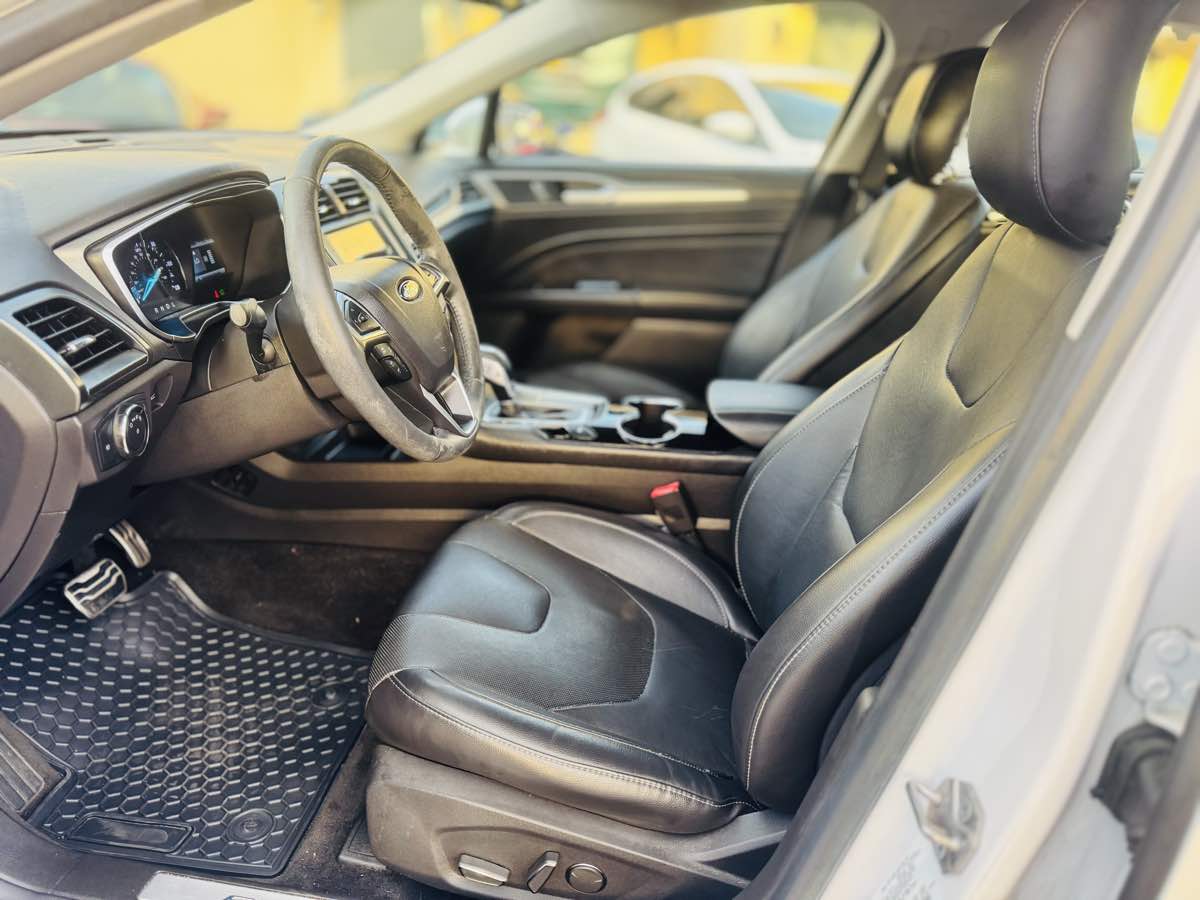 2014 Ford Fusion Titanium Hybrid photo 15