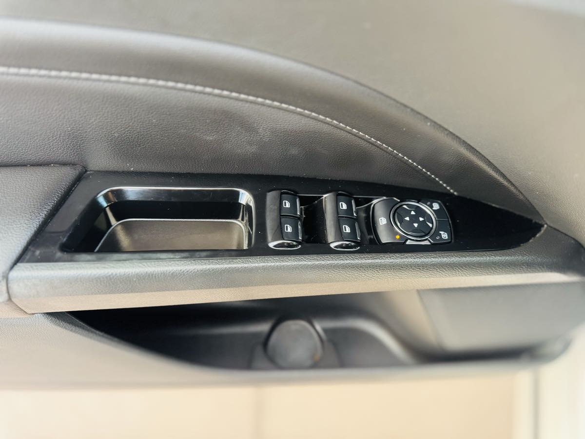 2014 Ford Fusion Titanium Hybrid photo 17