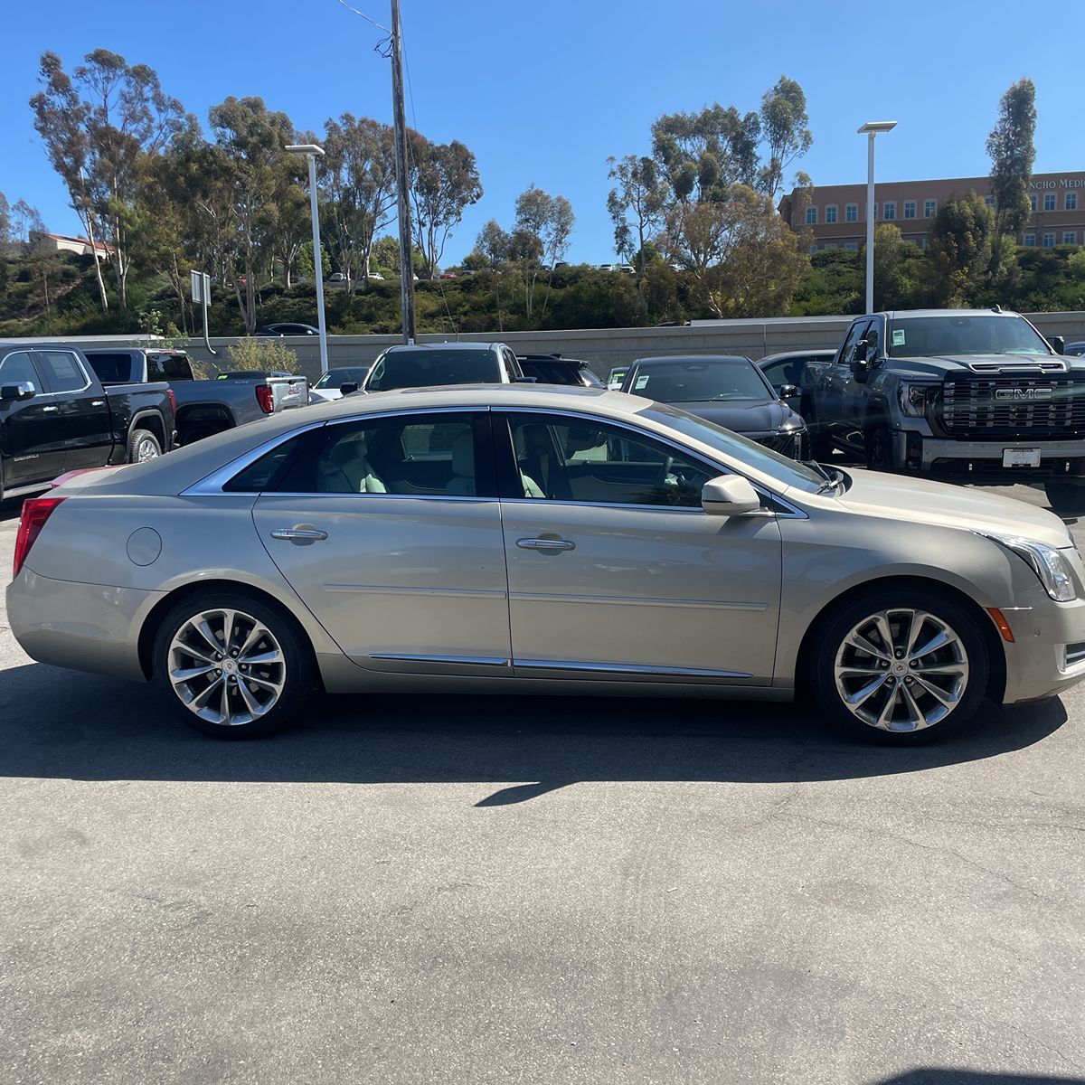 2014 Cadillac XTS Luxury photo 2