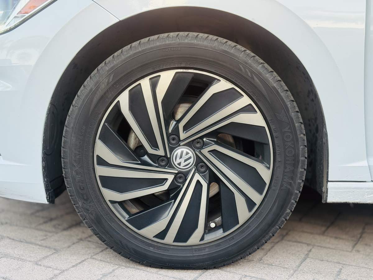 2019 Volkswagen Jetta SEL Premium photo 2