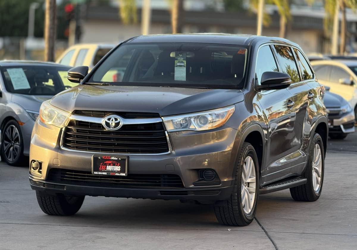2016 Toyota Highlander LE photo 3