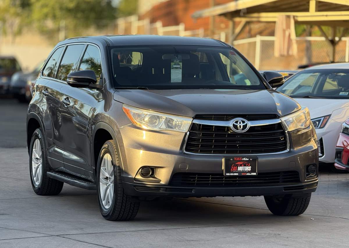 2016 Toyota Highlander LE photo 4