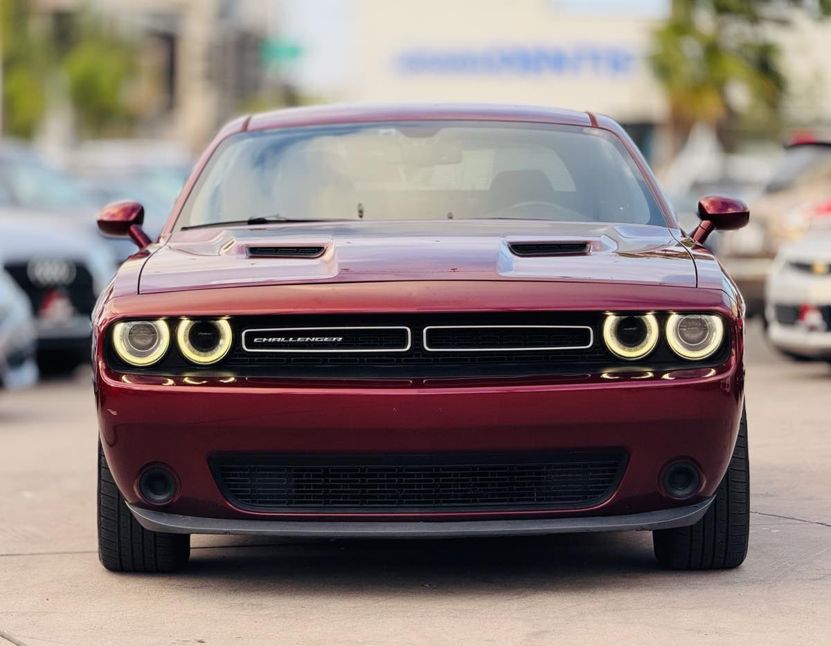 2017 Dodge Challenger SXT photo 2