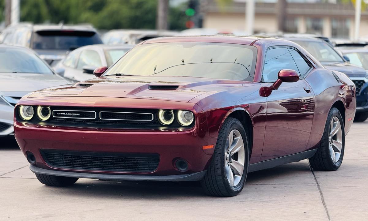 2017 Dodge Challenger SXT photo 3
