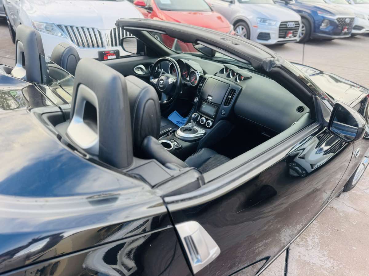 2013 Nissan 370Z Touring photo 2