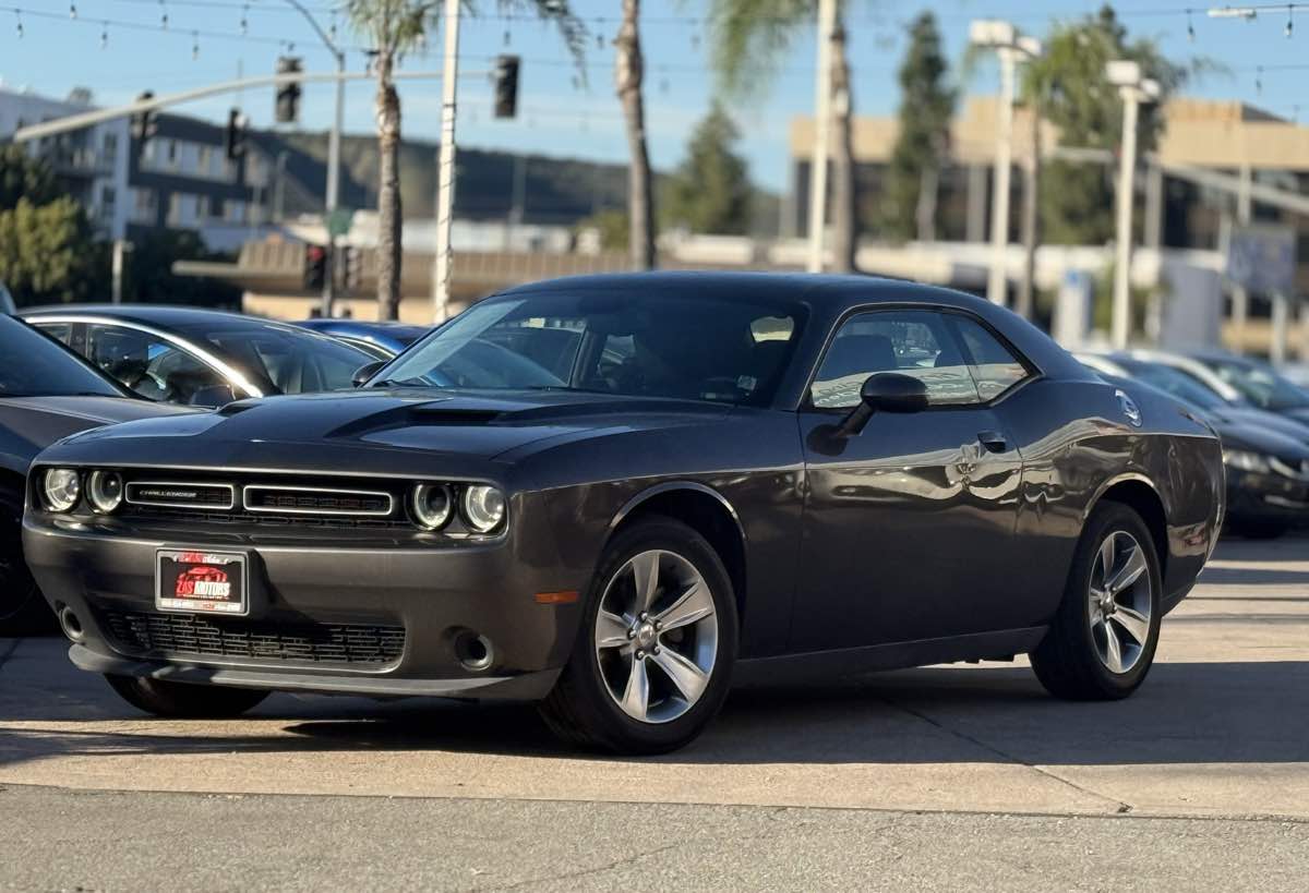 2015 Dodge Challenger SXT's photo