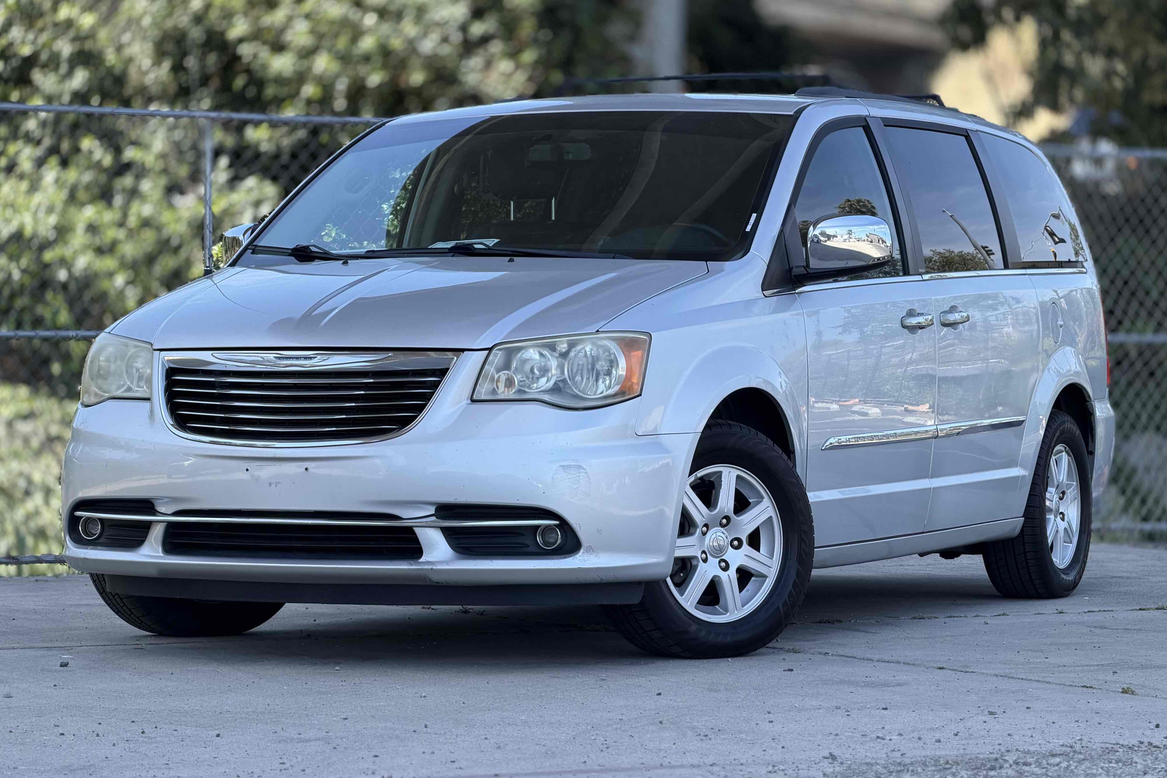 2011 Chrysler Town & Country Touring-L's photo